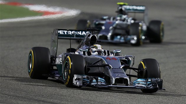 DOMINANCE MERCEDESU. Lewis Hamilton vede Velkou cenu Bahrajnu  formule 1, za nm jede Nico Rosberg.