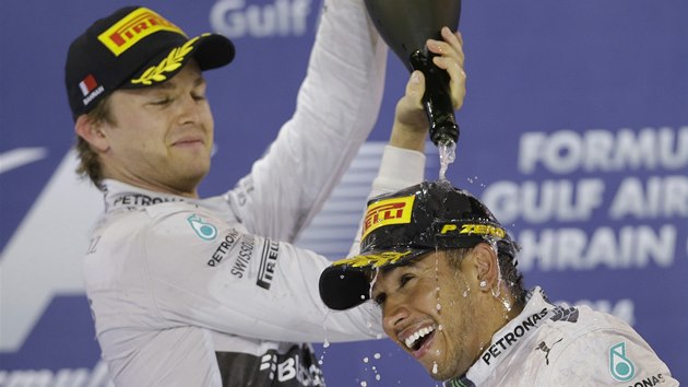Nico Rosberg (vlevo) a Lewis Hamilton po Velk cen Bahrajnu formule 1. 