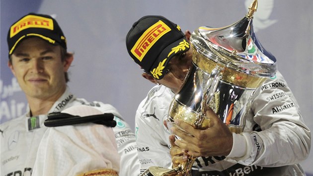 Nico Rosberg (vlevo) se dv, jak Lewis Hamilton lba trofej pro vtze Velk ceny Bahrajnu formule 1. 