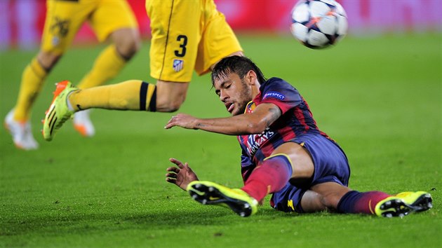 tonk Neymar z Barcelony na zemi pi zpase Ligy mistr