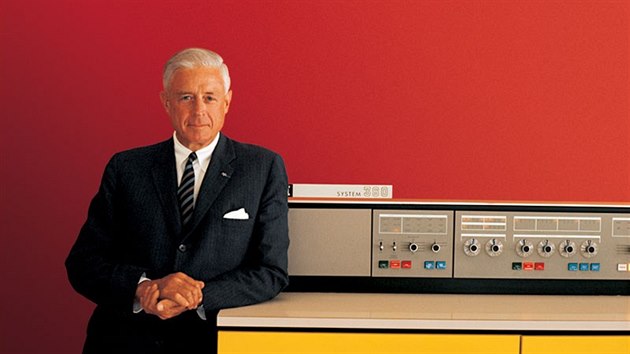 Ředitel IBM, Thomas Watson Jr., představil přelomový počítačový systém IBM 360 v dubnu 1964