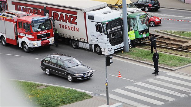 Nehoda kamionu a tramvaje u nákupního centra Plaza v centru Plzně.