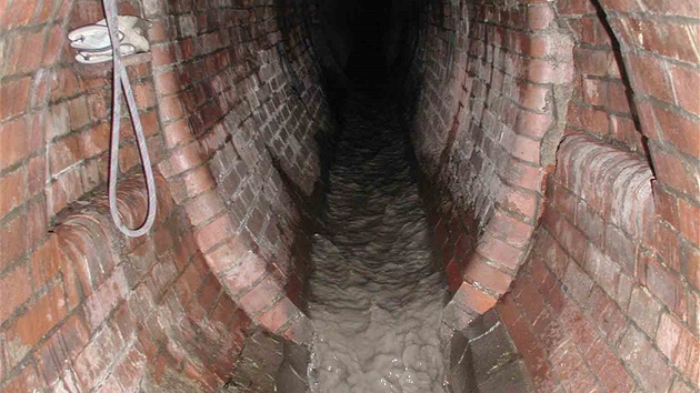 Pod vstupem do kanalizace je prohlube.
