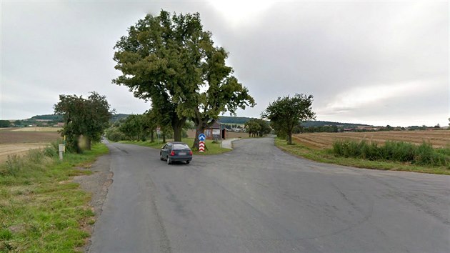 Na silnici z Krome do Rataj si strom rostouc v kiovatce na Soblice a Popovice vydal u nkolik lidskch ivot.
