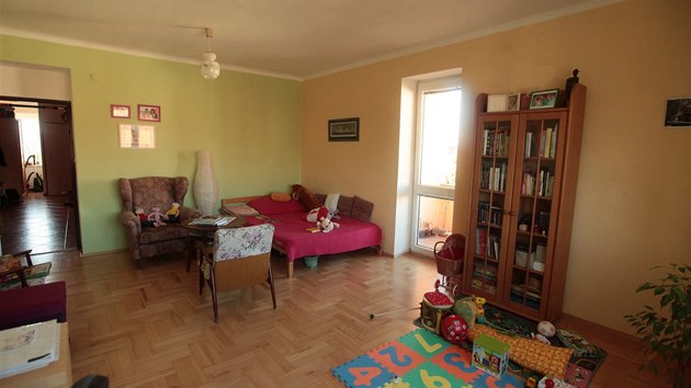 Obývací pokoj má krásnou zrepasovanou devnou podlahu.