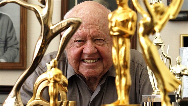 Americk herec Mickey Rooney se svmi cenami, Oscarem, Zlatm globem i Emmy.