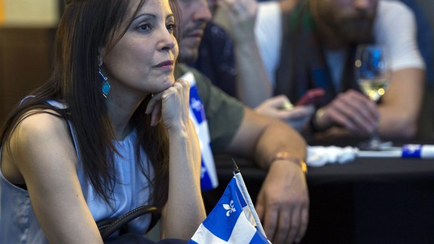 Pznivkyn separatistick Quebeck strany sleduje vsledky pedasnch voleb, ve kterch strana prohrla.