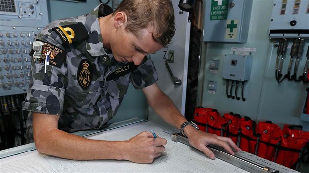 Podporuk australskho nmonictva Gidley zakresluje do mapy oblast, kterou me lo HMAS Perth proptrat bhem dne.