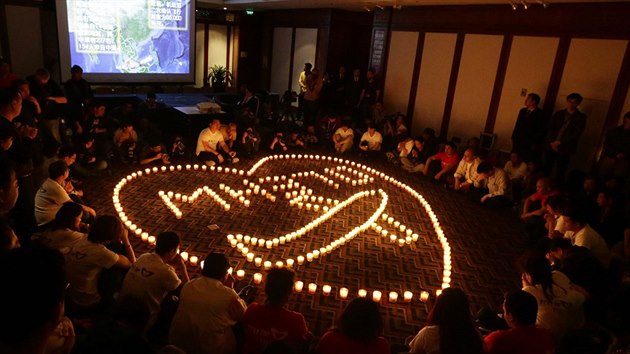 U msc ekaj pbuzn cestujcch letu MH370 v pekingskm hotelu Lido na informace, co se stalo s letadlem, kter zmizelo v noci na 8, bezna.