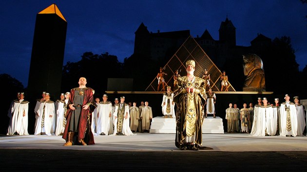 Opera Aida v amfitetru pod loketskm hradem.