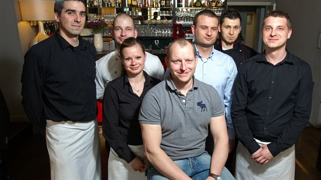 "Podnikání je i o štěstí a o partě. Bez lidí nemohu svůj obor dělat," říká šéfkuchař Radek Šubrt, která zaměstnává cellem 34 lidí. Tento jeho tým pracuje v restauraci Amade v Praze.