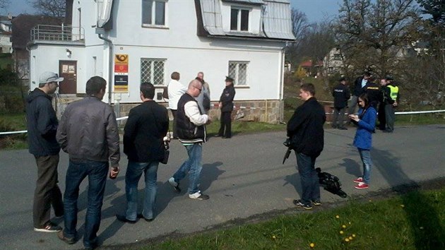 Policisté u pepadené poty ve Velkých Kunticích na Jesenicku. (4. dubna 2014)