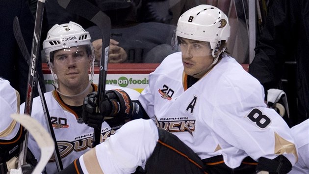 Teemu Selnne z Anaheimu Ducks prv ske do hry.