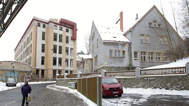 Ostudou "Liebiegovy tvrti" jsou chtrajc budovy Blaunpunktu a matesk kolky v Klicperov ulic.