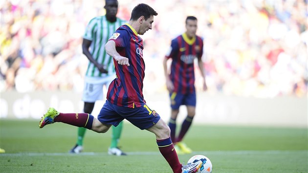 Lionel Messi promuje penaltu a Barcelona se ujm veden nad Betisem Sevilla.