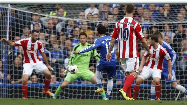 Mohamed Salah z Chelsea (uprostřed) střílí gól v utkání proti Stoke City.