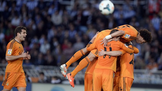 OSLAVY. Hri Realu Madrid se raduj z trefy proti San Sebastianu.