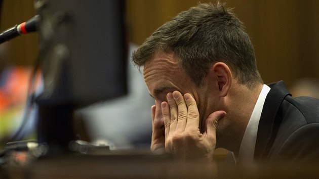 Oscar Pistorius před soudem vypovídal velmi emocionálně (Pretoria, 7. dubna)