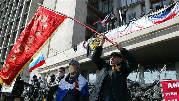 Aktivist mvali ped sdlem donck regionln vldy krom ruskch vlajek i sovtskmi (Donck, 7. dubna 2014)