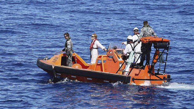 Ptrac lun australsk lodi Ocean Shield, kter ptr po troskch poheovanho letadla Malayisian Airlines (9. dubna 2014)