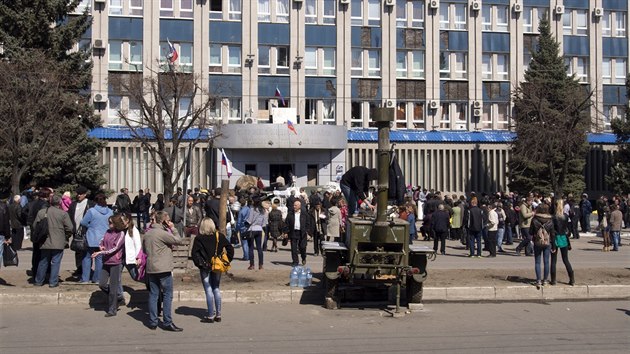 Prorut aktivist ped vchodem do sdla tajn sluby v Luhansku (8. dubna 2014).