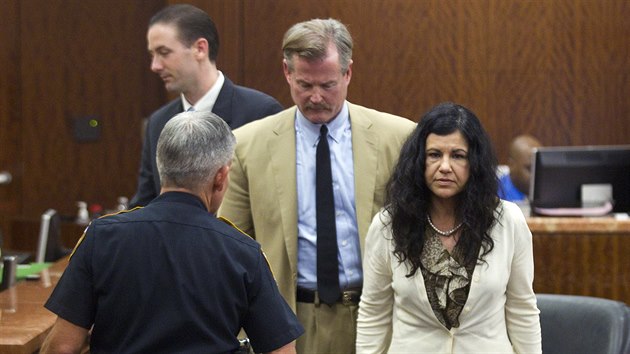 Anu Trujillo (vpravo) texask soud shledal vinou z vrady, kterou spchala podpatkem svho stevce.