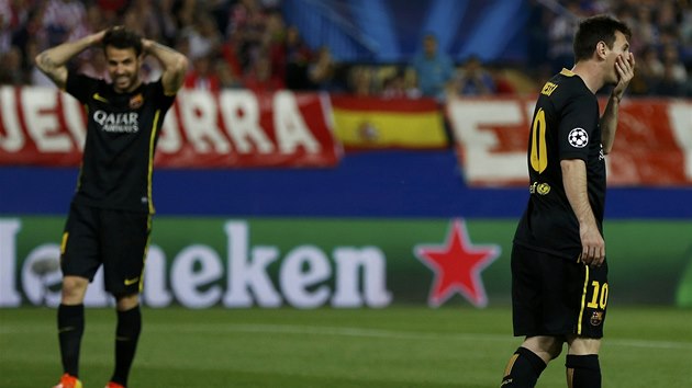 TOHLE NEN DOBR. Cesc Fbregas a Lionel Messi (vpravo) z Barcelony reaguj na inkasovan gl.