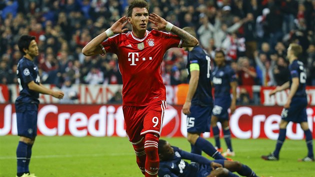 VYROVNNO. Mario Manduki z Bayernu Mnichov oslavuje gl proti Manchesteru United.
