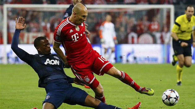 FAUL ZA LUTOU KARTU. Patrice Evra z Manchesteru United posl k zemi Arjena Robbena z Bayernu Mnichov.