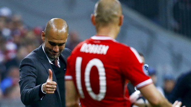 JSI JEDNIKA. Pep Guardiola, trenr Bayernu Mnichov, chvl Arjena Robbena za gl proti Manchesteru United.