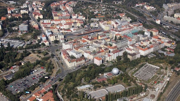 V původně průmyslové Libni zůstalo velké množství chátrajících budov a prázdných parcel po rozsáhlých demolicích továren. Na snímku vpravo dole je parcela pro novou radnici. 