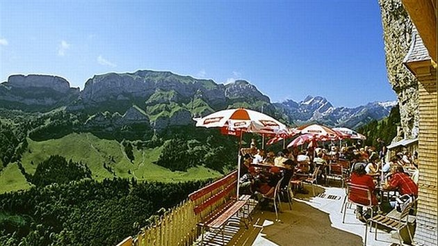 Host se mohou na terase oberstvit a obdivovat ndhern vhled na Alpy. 
