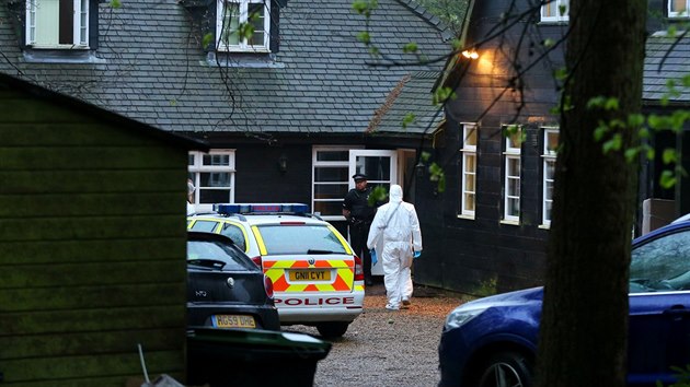 Policie v dom ve Wrothamu v Kentu, kde nali mrtvou Peaches Geldofovou (7. dubna 2014).