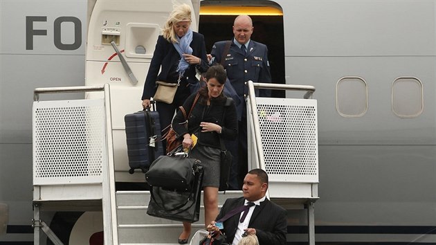S princem Williamem a Kate piletl na Nov Zland tak doprovod, v nm nechyb kadenice vvodkyn Amanda Cook Tuckerov (s modrou lou) (Wellington, 7. dubna 2014).