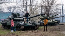 Obyvatelé Krymu se fotí s ukrajinskými tanky urenými k pevozu na Ukrajinu...