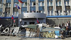 Rutí radikálové obsadili budovu ukrajinské tajné sluby v Luhansku (8. dubna...