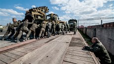 Rutí vojáci na Krymu nakládají ukrajinskou vojenskou techniku na vlak (8....