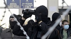 Maskovaní mui, keí obsadili sídlo gubernátora v Doncku (8. dubna 2014)