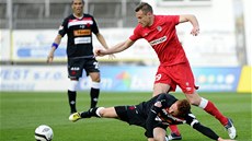 SLÁVISTICKÝ BROUSEK. Marcel Gecov (dole)  v pohárové odvet� s Brnem bojuje s