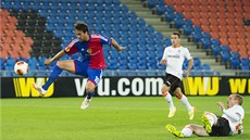 Matias Delgado z Basileje dává druhý gól do branky Valencie.