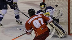 Radim Kucharczyk z Olomouce dává gól, v brance Kladna Jan Chábera.