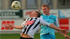 V hlavi�kovém souboji se p�etla�ují bud�jovický Petr Benát (vlevo) a Michal