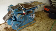 Stroj, který skupina uívala ke zpracování surového tabáku.