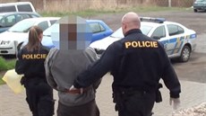 Policisté odvád�jí cizince, který v pra�ské tramvaji p�epadl studentku