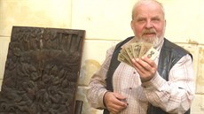 Kastelán Bezd�zu ukazuje historické karty z 19. století, vlevo nalezená...