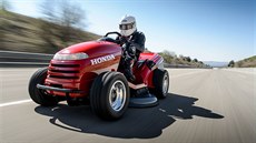 Pro pohon stroje byl pou�it litrový motor z Hondy VTR Firestorm. P�es speciáln�...