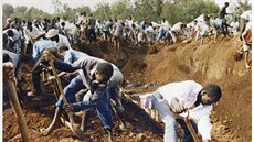 Hromadný pohřeb ostatků obětí nalezených v masovém hrobě v Ibuce.