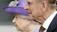 Britská královna Alžběta II. a princ Philip přicházejí ve Vatikánu k audienci u...