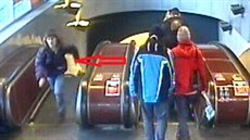Pachatel, který ve stanici metra And�l ukradl �en� mobilní telefon