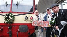 Bývalí strojvedoucí (zleva) Ji�í Král, Vojt�ch Pavera a Josef To�ka ukazují...